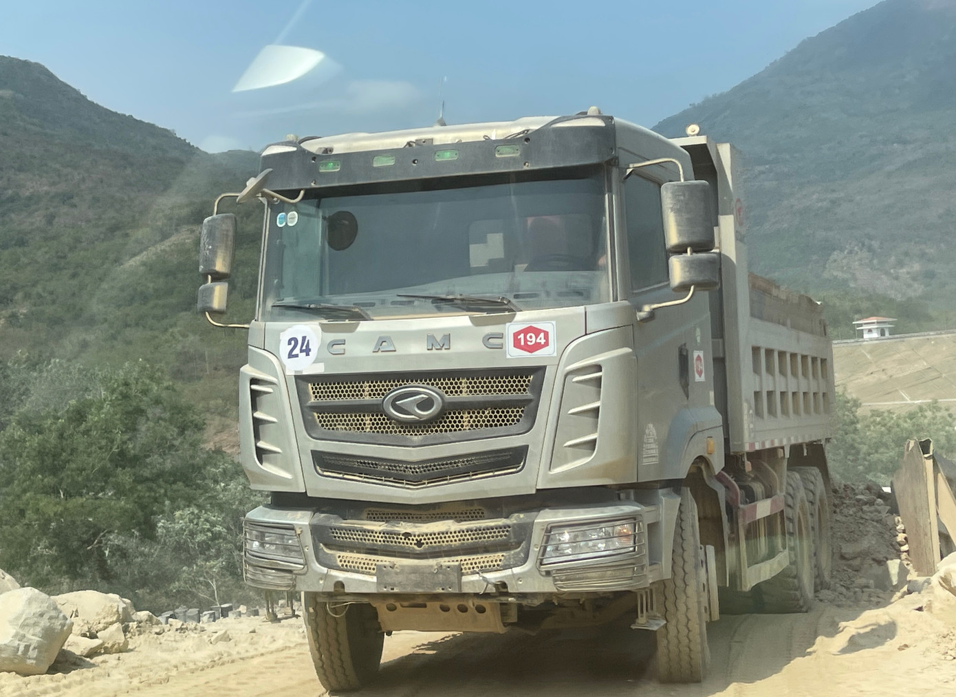 Xe gắn logo Cty 194 không có biển kiểm soát chở vật liệu thi công cao tốc Cam Lâm - Vĩnh Hảo.