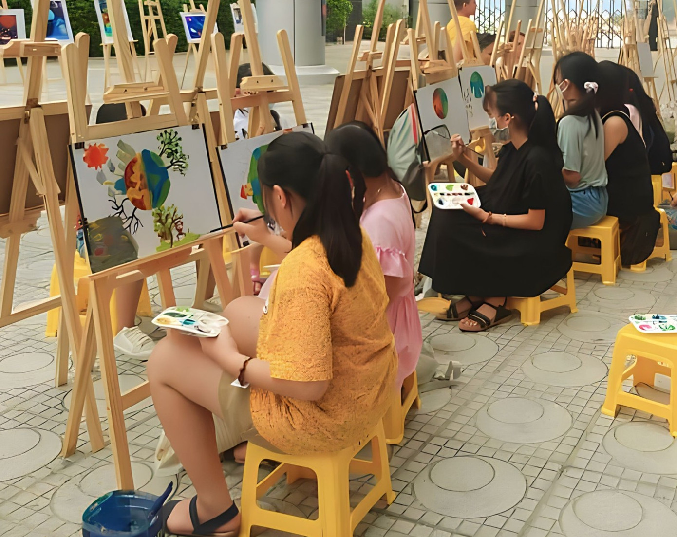 Các bạn nhỏ tham gia chương trình Bảo vệ Trái đất do Đài Thiên văn Nha Trang tổ chức. Các bạn nhỏ tham gia chương trình Bảo vệ Trái đất do Đài Thiên văn Nha Trang tổ chức.