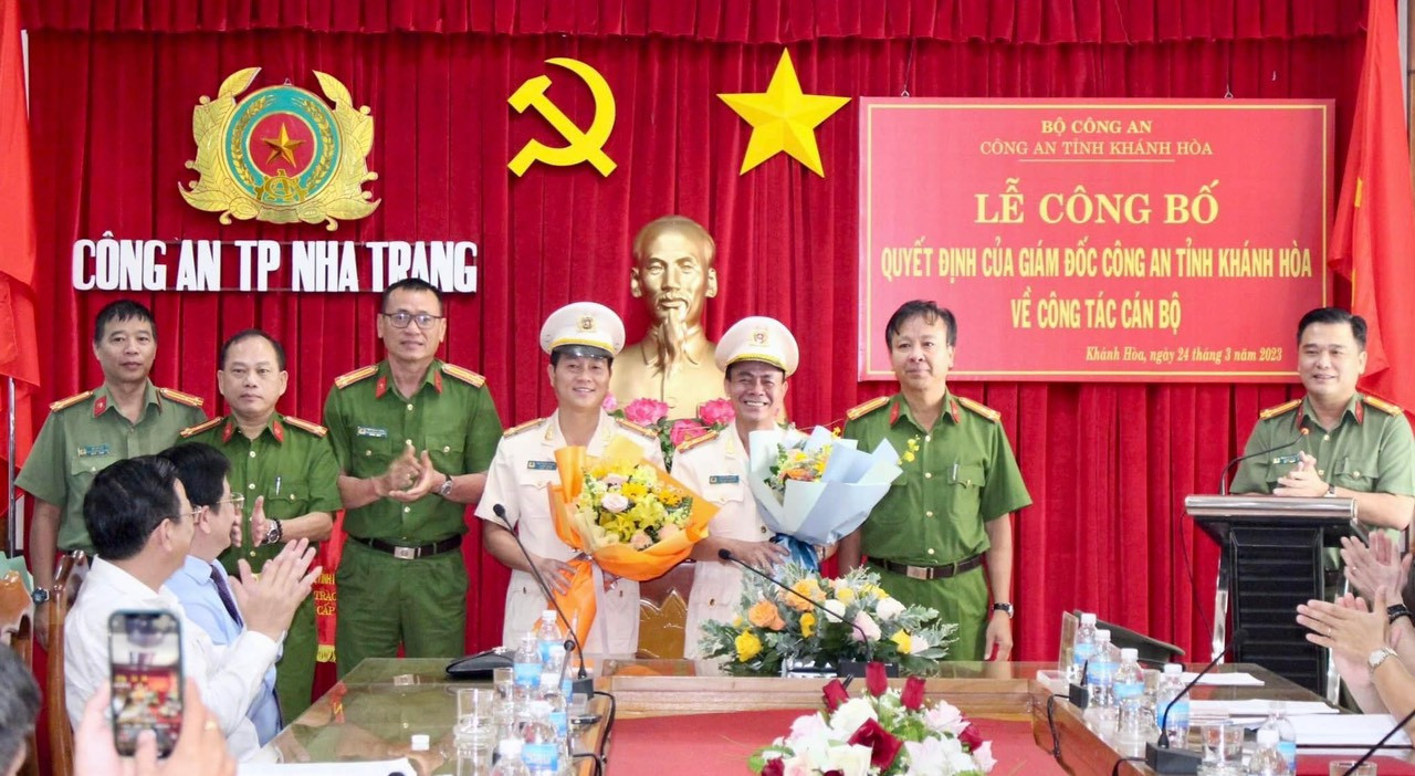 Tập thể Công an TP. Nha Trang chúc mừng hai đồng chí nhận nhiệm vụ mới. Ảnh: Văn Hải. Tập thể Công an TP. Nha Trang chúc mừng hai đồng chí nhận nhiệm vụ mới. Ảnh: Văn Hải.