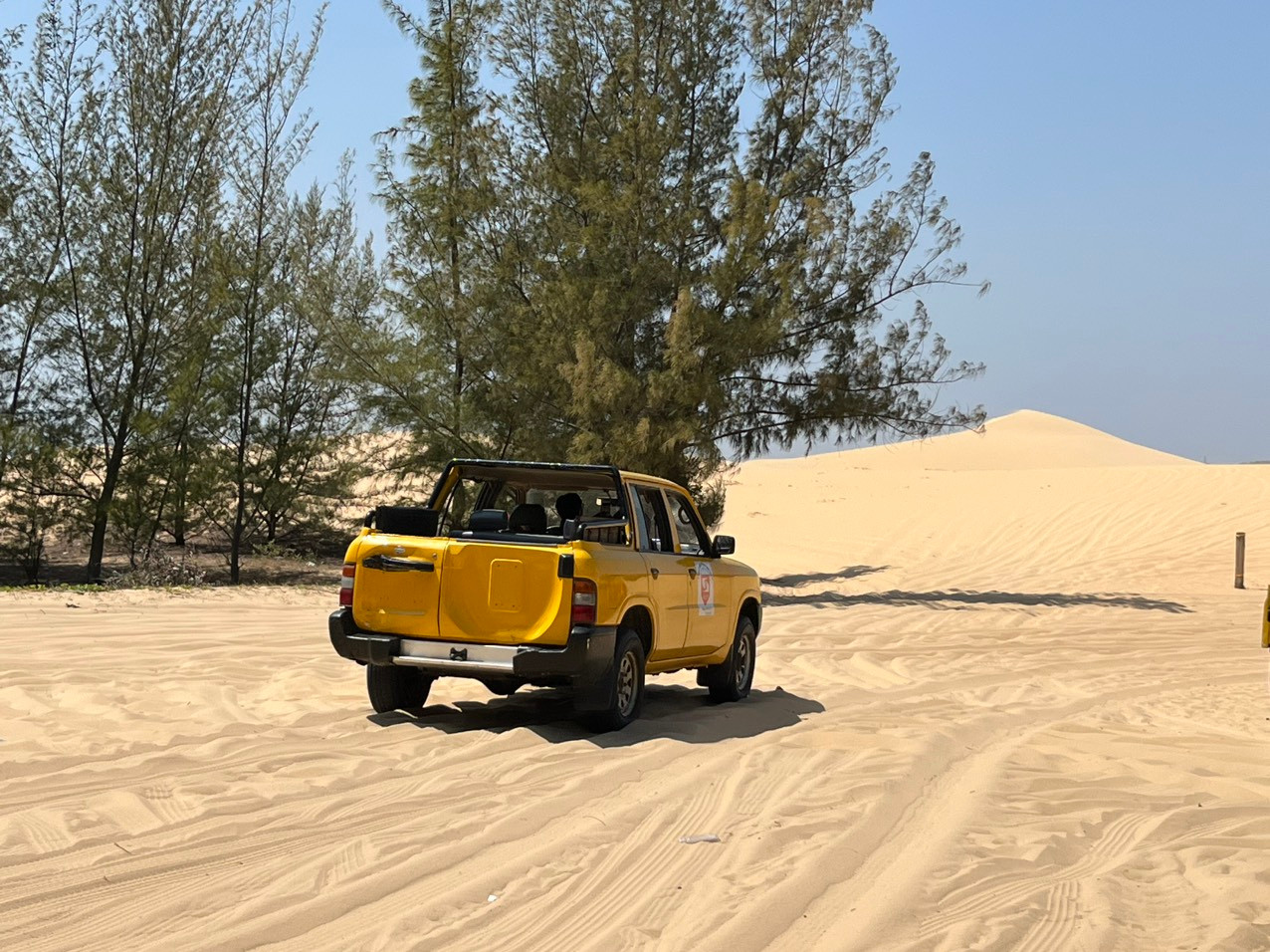 Xe ô tô địa hình chở du khách lên đồi cát Trinh Nữ không có biển kiểm soát. Ảnh C.H. Xe ô tô địa hình chở du khách lên đồi cát Trinh Nữ không có biển kiểm soát. Ảnh C.H.