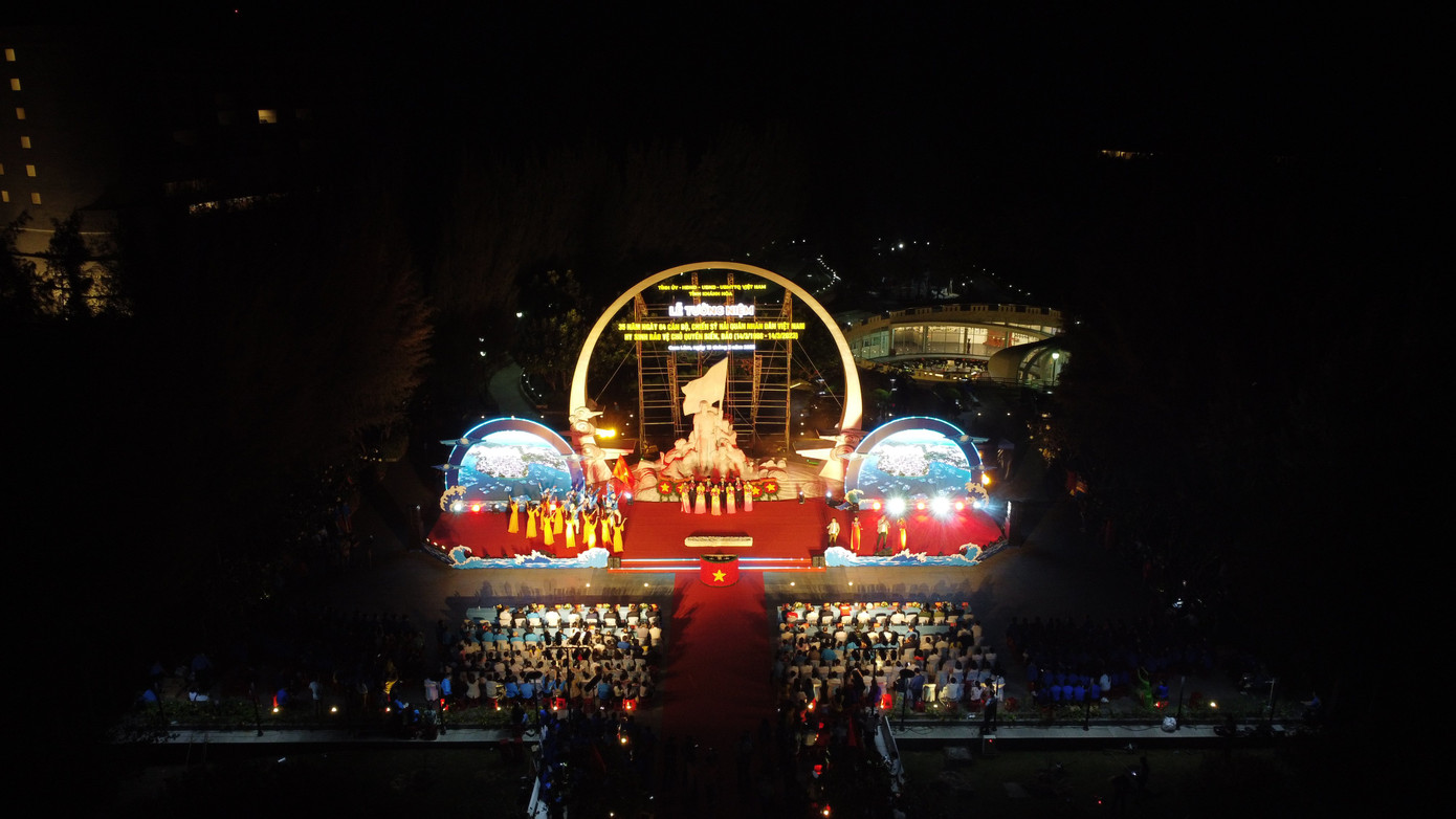 Quang cảnh buổi tưởng niệm 64 chiến sĩ Gạc Ma (ảnh: B.T.).