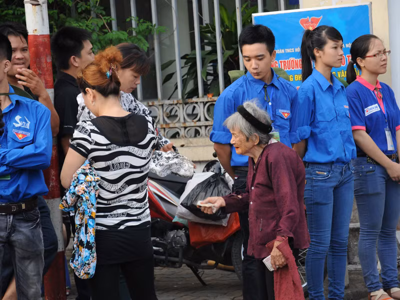 Bà lão ăn xin ở cổng trường ĐH Giao thông Vận tải