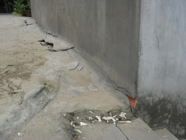 Hàng loạt vết nứt xuất hiện song song với ngôi nhà bị sập