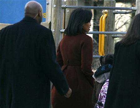 Bà Michelle Obama đưa con đi học trong sự bảo vệ nghiêm ngặt của an ninh Mỹ