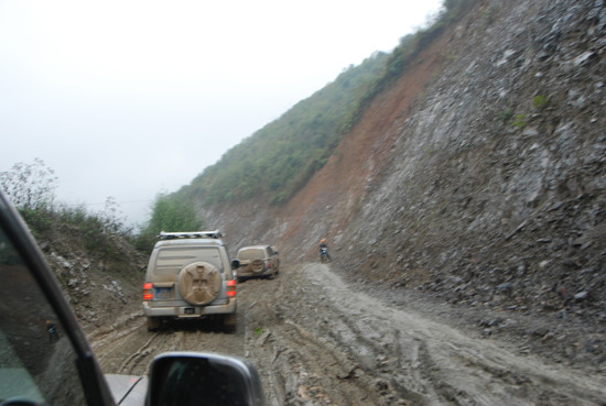 Với một địa phương nhiều người Mông nhất, nhiều đá nhất nhưng luôn thiếu nước và nghèo nhất nước như Hà Giang, hậ tầng giao thông luôn là thử thách gay go với nhiệm kỳ NT Thăng 