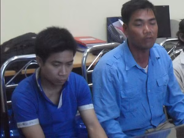 Hai cha con ông tại cơ quan công an