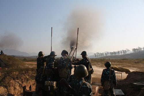  Pháo 37 li nhả đạn