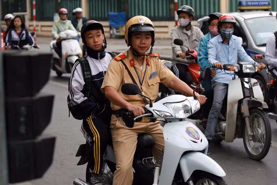 Hình ảnh rất đặc biệt trong ngày đầu ra quân, một số CSGT lấy xe đưa các em đến trường cho kịp giờ học, trong khi phụ huynh chờ xử lý vi phạm