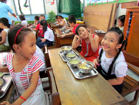 "Chúng tôi phải đóng tiền nhiều hơn trước kia cho bữa ăn của con, nhưng ăn uống quá tệ"-phụ huynh Lê Thị Cẩm Thạch dfgf