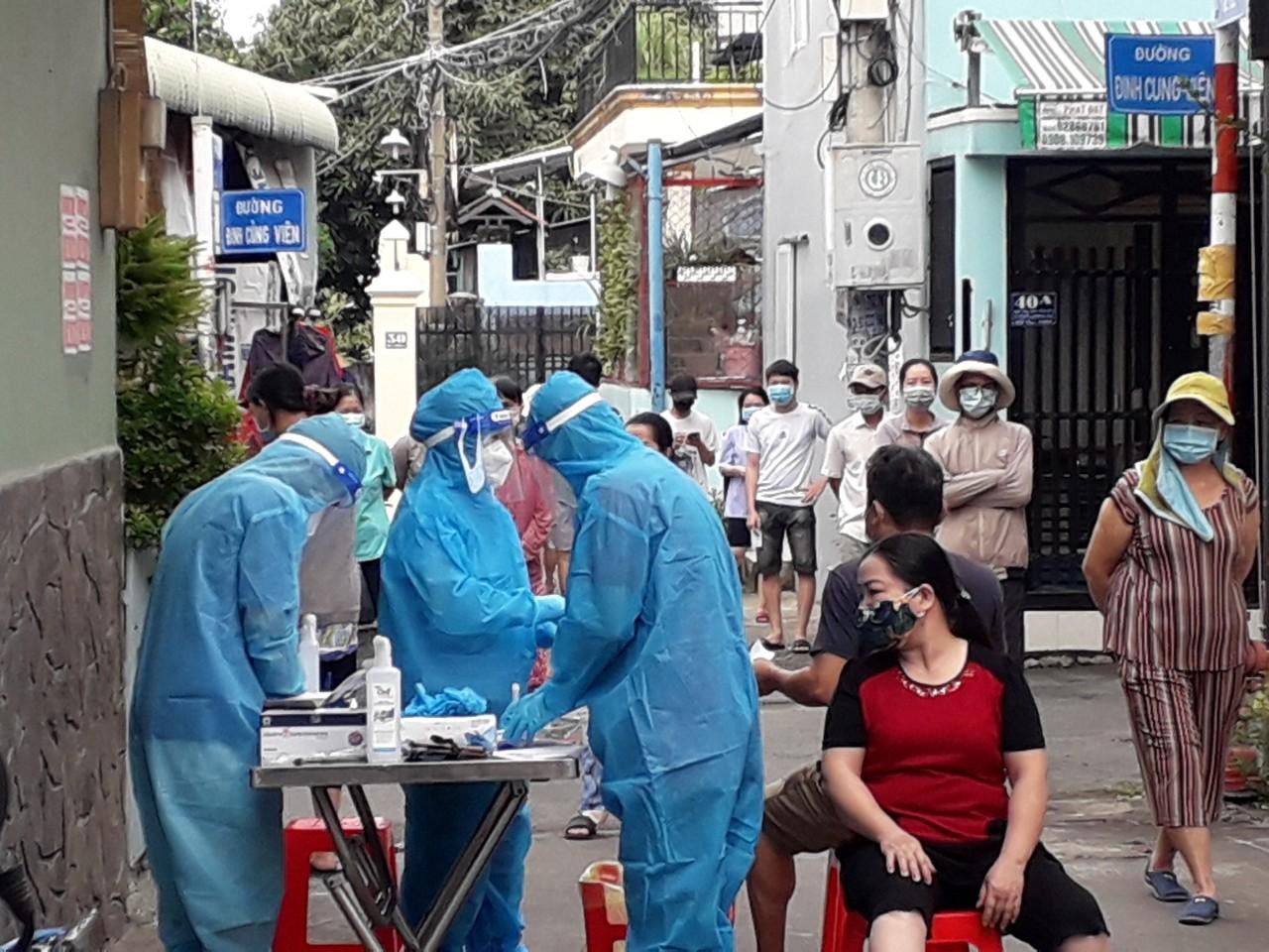 Ngành y tế lấy mẫu xét nghiệm tầm soát trên phạm vi toàn TPHCM trong nhiều đợt để bóc tách các F0 ra khỏi cộng đồng. Ngành y tế lấy mẫu xét nghiệm tầm soát trên phạm vi toàn TPHCM trong nhiều đợt để bóc tách các F0 ra khỏi cộng đồng.