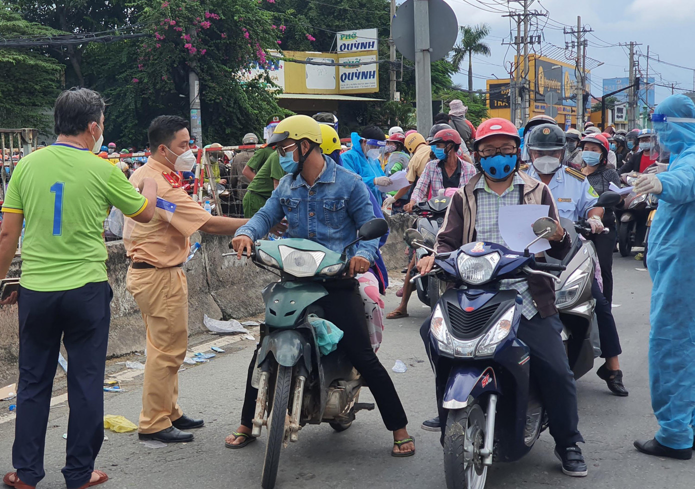 Để phòng tránh dịch bệnh lây lan, TPHCM lập nhiều chốt kiểm soát trong nội thành để hạn chế việc di chuyển của người dân