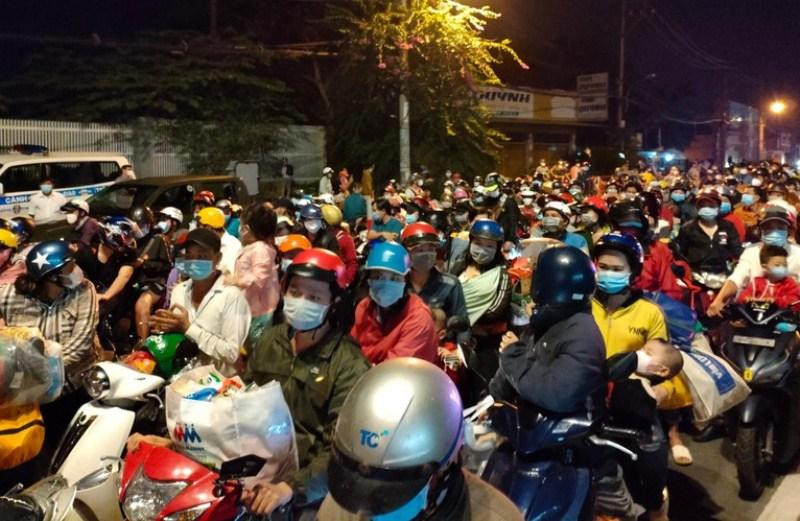 Người dân từ TPHCM tự phát trở về quê ngay sau khi thành phố nới lỏng giãn cách xã hội Người dân từ TPHCM tự phát trở về quê ngay sau khi thành phố nới lỏng giãn cách xã hội