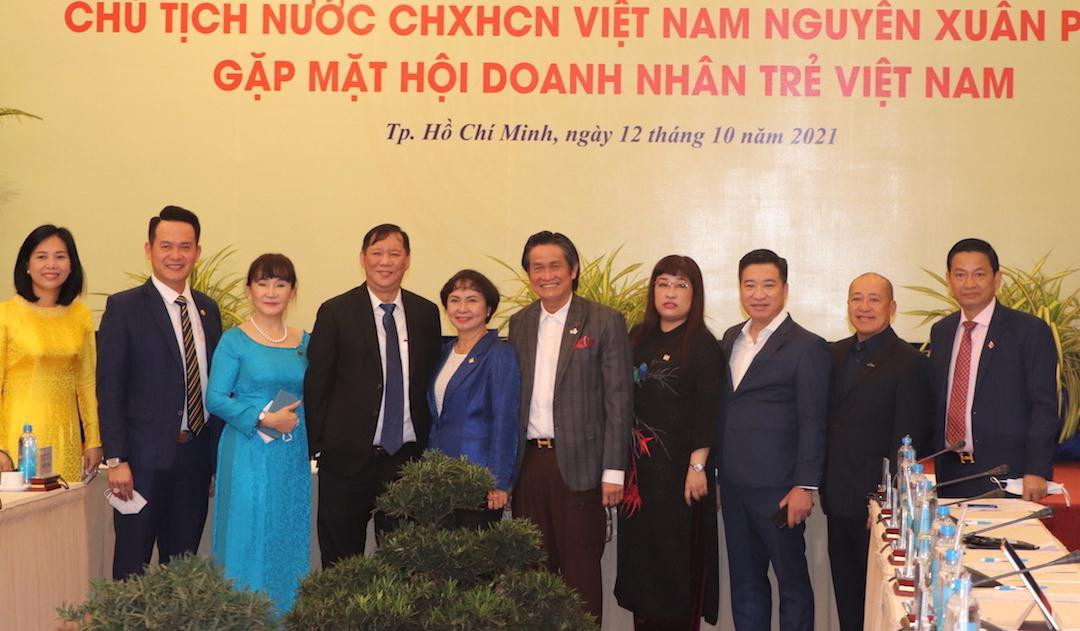 Các doanh nhân chụp ảnh lưu niệm trước khi diễn ra buổi gặp gỡ với Chủ tịch nước Nguyễn Xuân Phúc Các doanh nhân chụp ảnh lưu niệm trước khi diễn ra buổi gặp gỡ với Chủ tịch nước Nguyễn Xuân Phúc