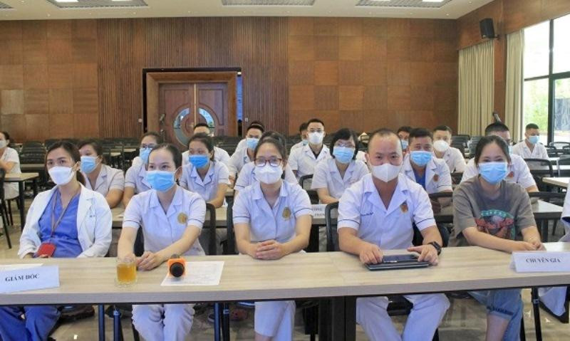 Các y, bác sĩ Bệnh viện E trước khi lên đường vào chi viện TPHCM chống dịch COVID-19