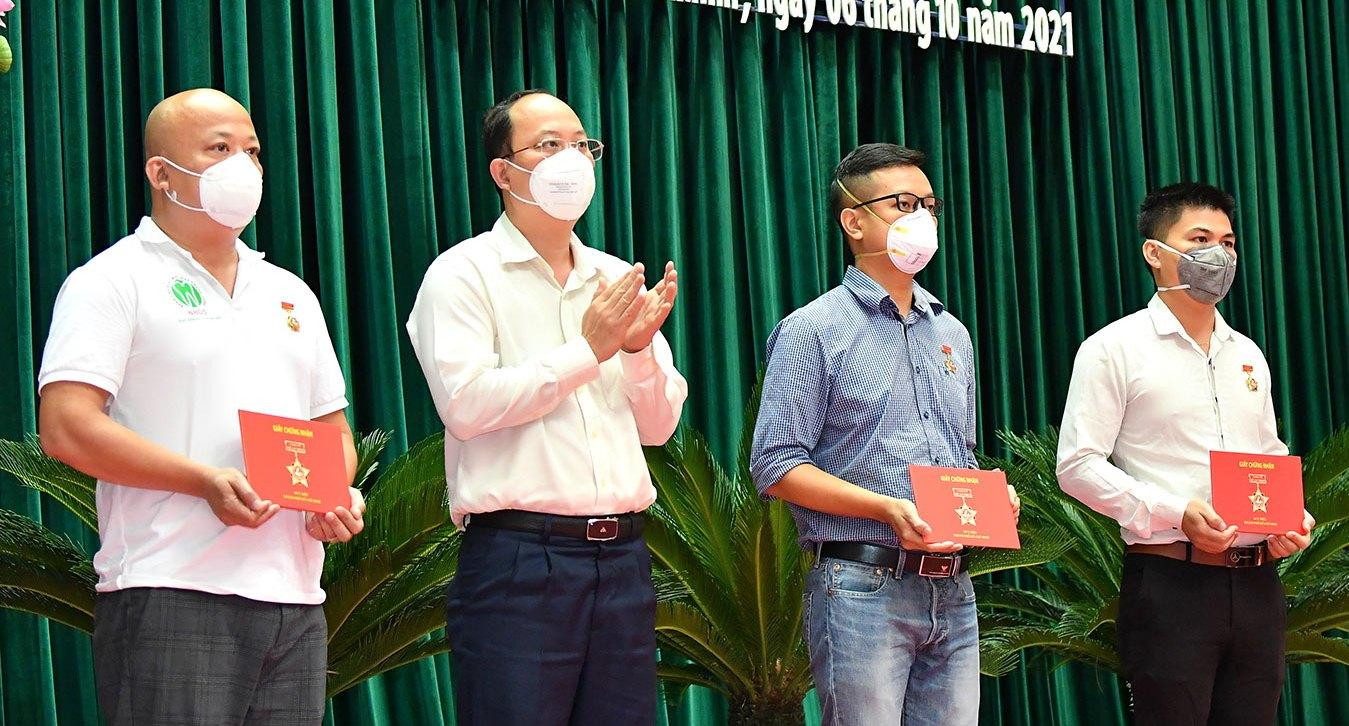 Phó Bí thư Thành ủy Nguyễn Hồ Hải (thứ 2 từ trái qua) trao tặng huy hiệu TPHCM cho các y bác sỹ tình nguyện Phó Bí thư Thành ủy Nguyễn Hồ Hải (thứ 2 từ trái qua) trao tặng huy hiệu TPHCM cho các y bác sỹ tình nguyện