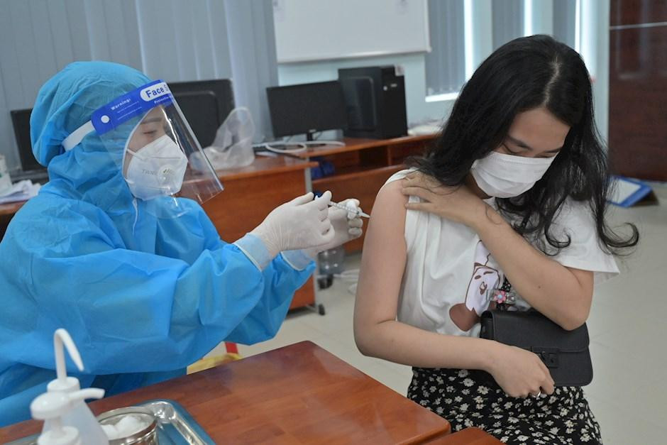 TPHCM đã có trên 70% người trên 18 tuổi được tiêm mũi 2 vắc xin phòng COVID-19. TPHCM đã có trên 70% người trên 18 tuổi được tiêm mũi 2 vắc xin phòng COVID-19.