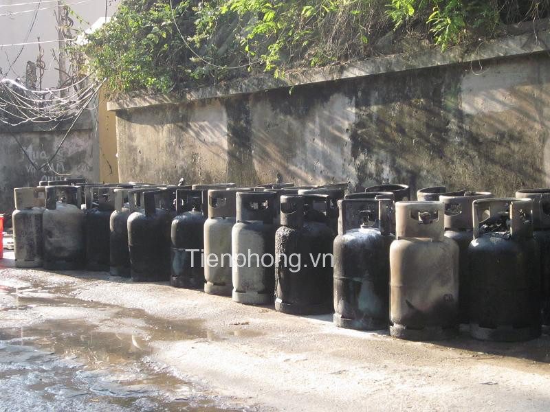 Tầng 1 của tòa nhà cùng hàng chục bình gas, ba chiếc xe máy bị thiêu rụi, cháy đen. Ảnh: Vũ Viết Tuân.