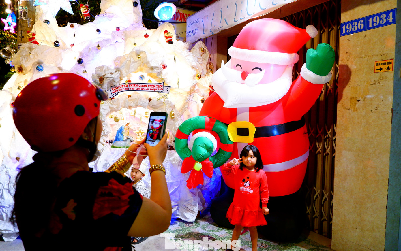 Nhiều phụ huynh tranh thủ đưa con, em đi chơi Noel sớm.