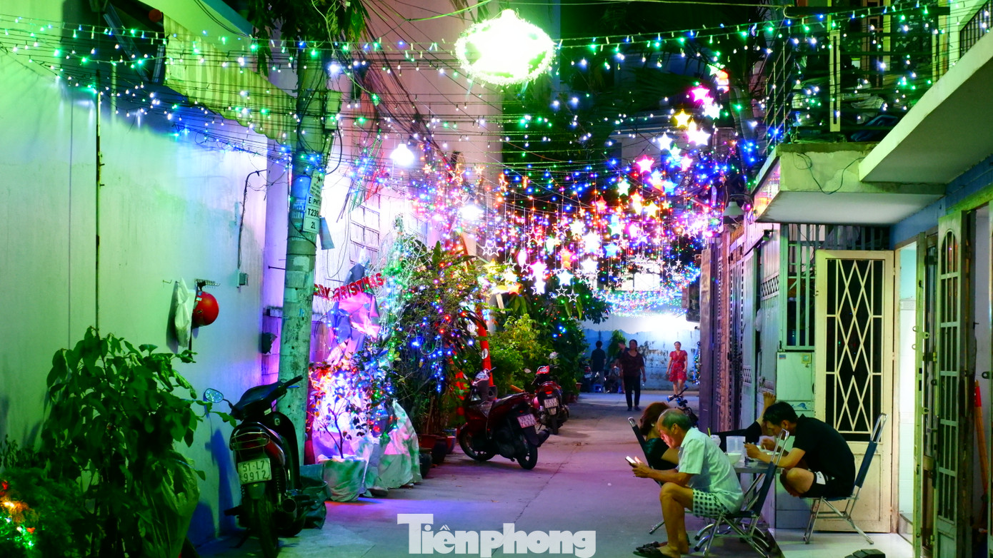 Nhiều con hẻm trên đường Phạm Thế Hiển (quận 8) được trang trí lộng lẫy trong dịp Noel năm nay.