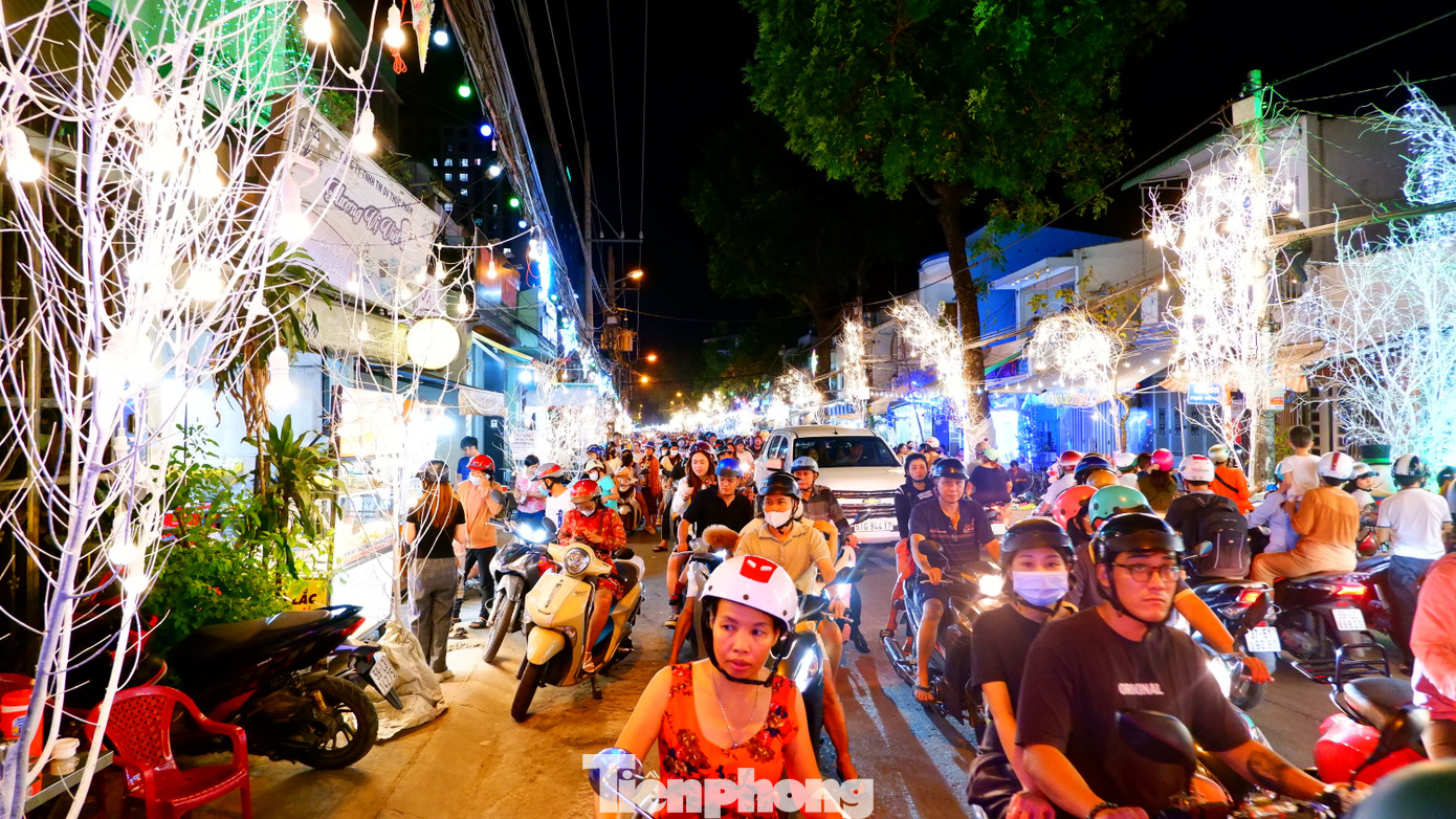 Dịp Noel năm nay, nhiệt độ tại TPHCM có thể xuống từ 20-22 độ. Ngoài ra, một số nơi có mưa rào và dông, có nơi mưa vừa. (Ảnh minh họa: Hữu Huy)