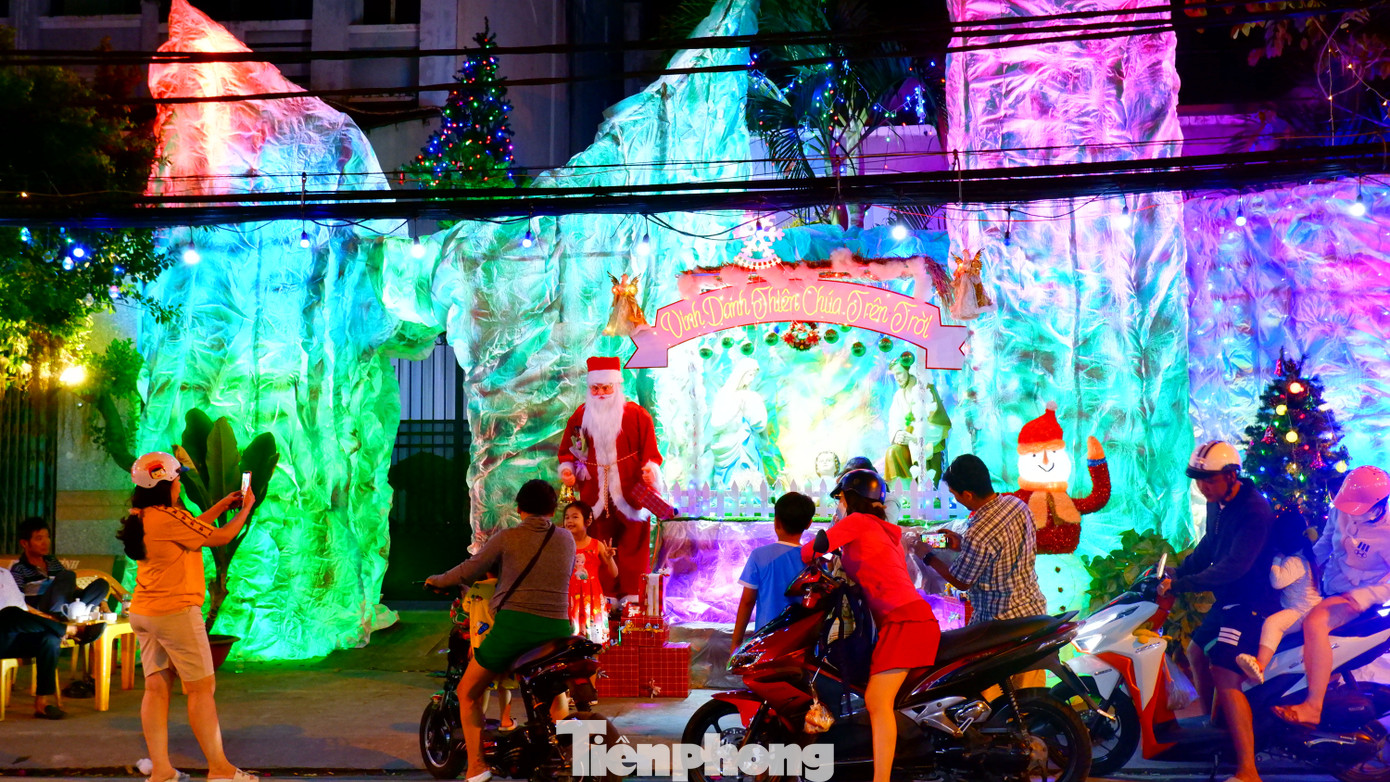 Vào dịp Noel, dọc hai bên đường Phạm Thế Hiển cùng một số tuyến đường hẻm được trang trí lộng lẫy đã trở thành địa điểm để người dân tập trung về tham quan, vui chơi.