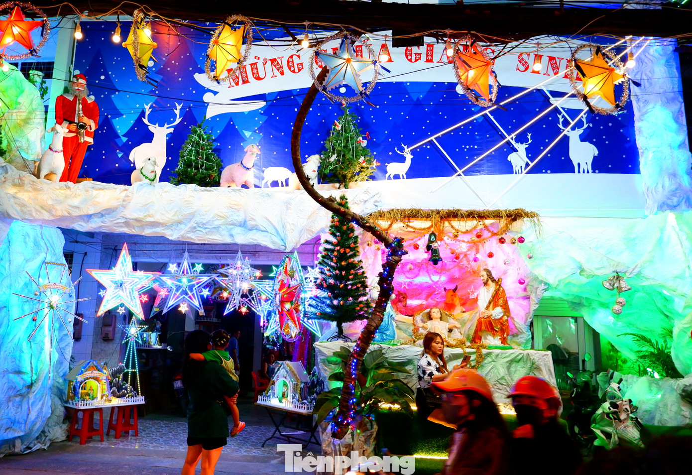 Nhiều tiểu cảnh được trang trí dọc hai bên đường thu hút người dân đến chụp ảnh lưu niệm.