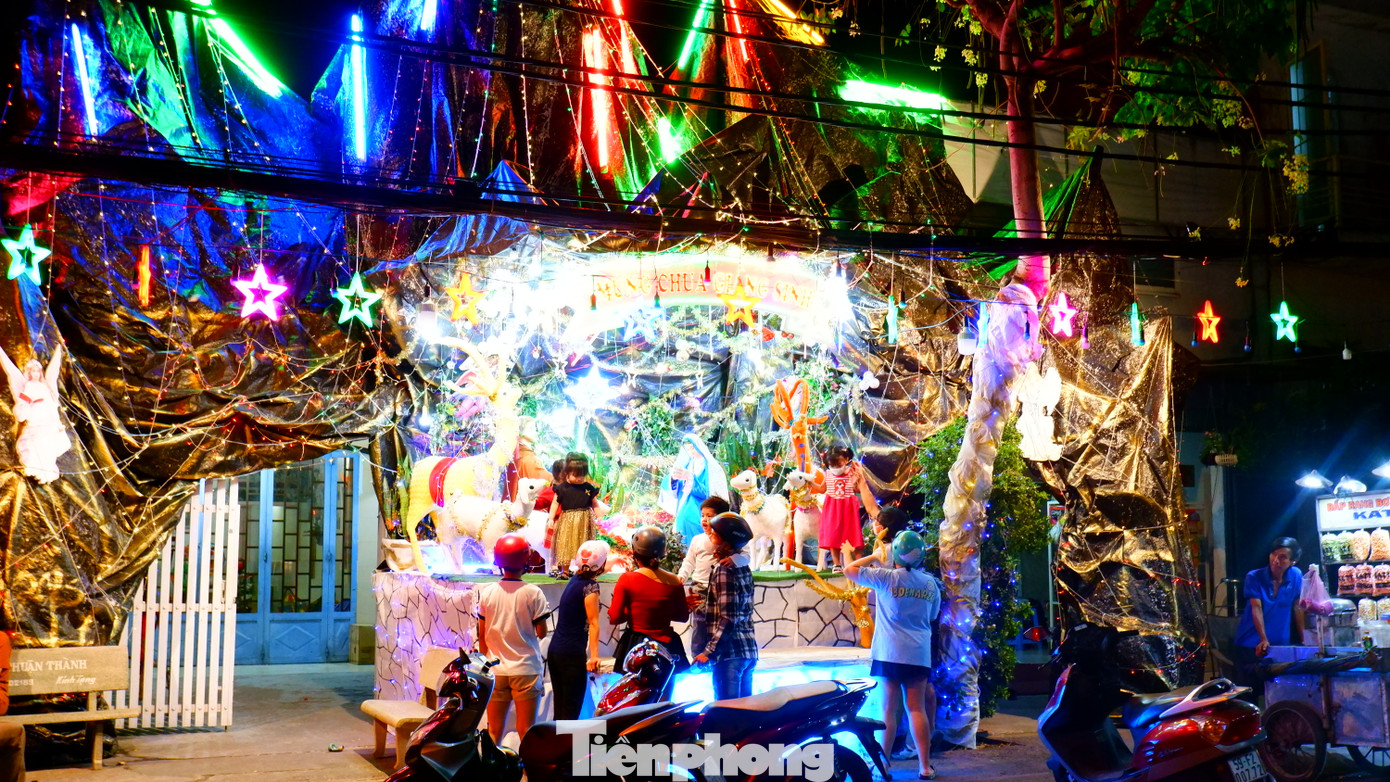 Nhiều tiểu cảnh được trang trí dọc hai bên đường thu hút người dân đến chụp ảnh lưu niệm.