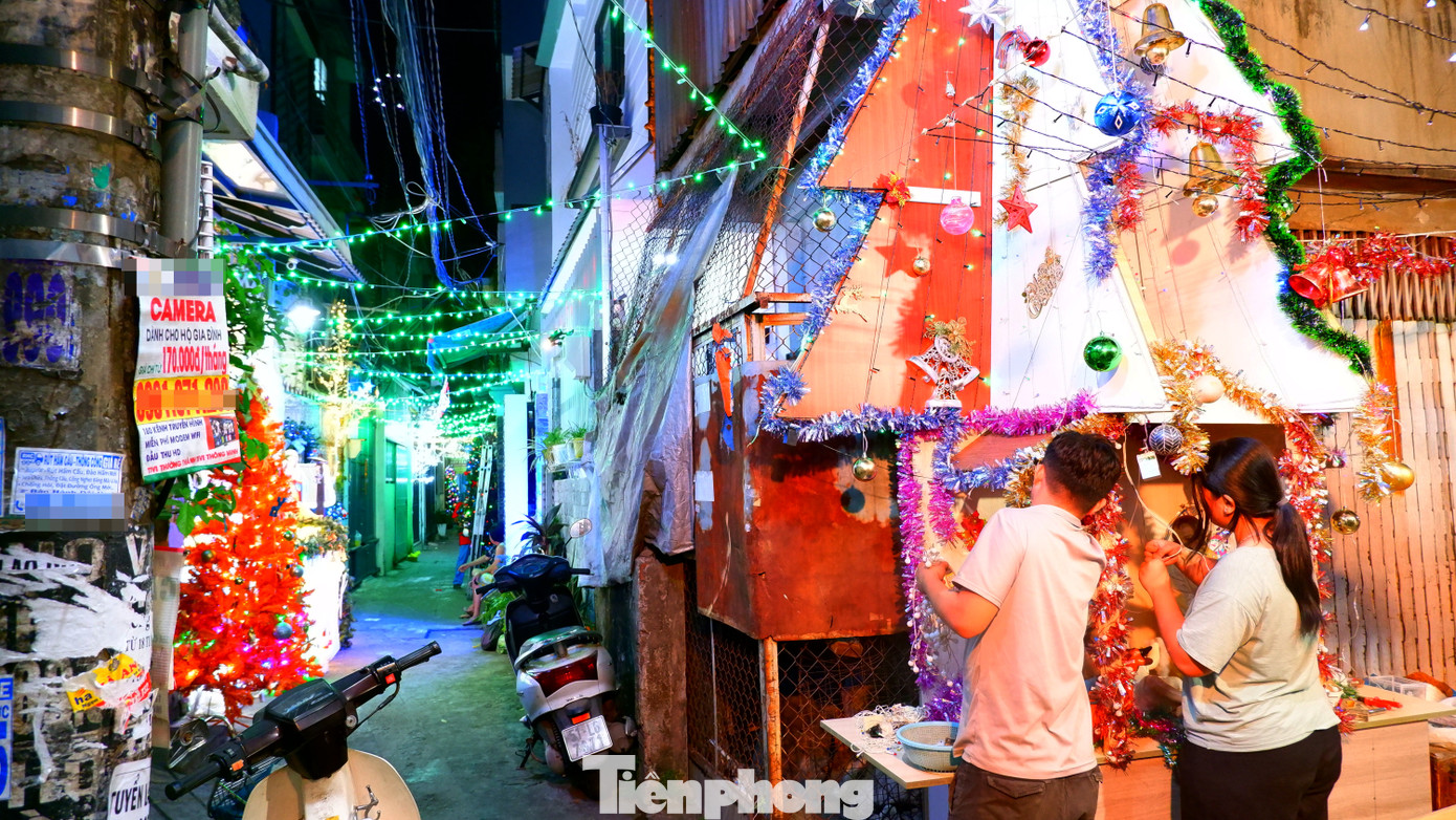 Một tuyến đường hẻm ở quận 8 lung linh dưới ánh đèn dịp Giáng sinh.