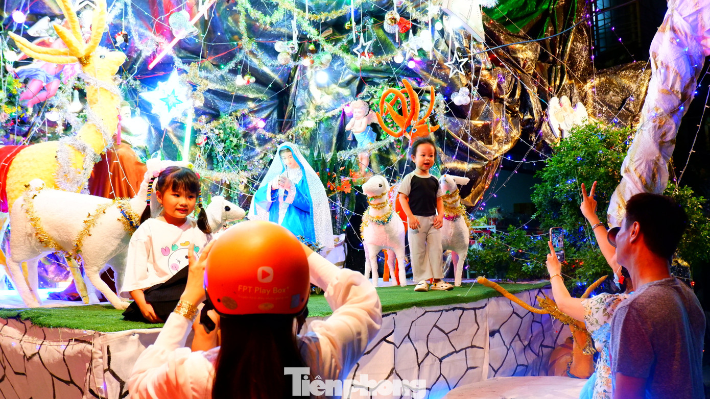 Nhiều tiểu cảnh được trang trí dọc hai bên đường thu hút người dân đến chụp ảnh lưu niệm.