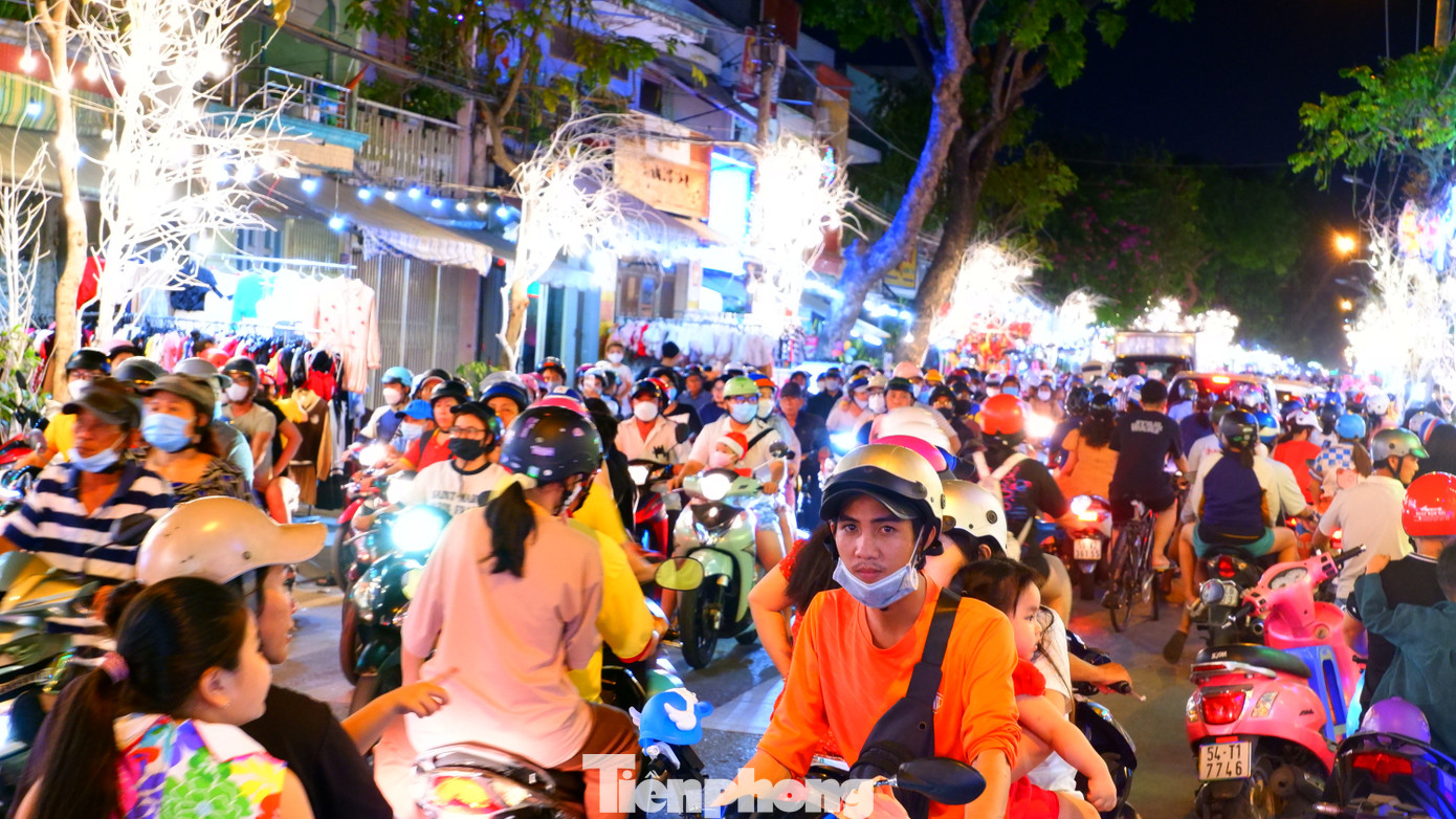 Theo ghi nhận của PV vào tối 20/12, rất đông người dân đổ về khu vực xóm đạo quận 8 để chơi Noel sớm. Điều này khiến một số đoạn trên khu vực đường Phạm Thế Hiển xảy ra tình trạng ùn ứ.