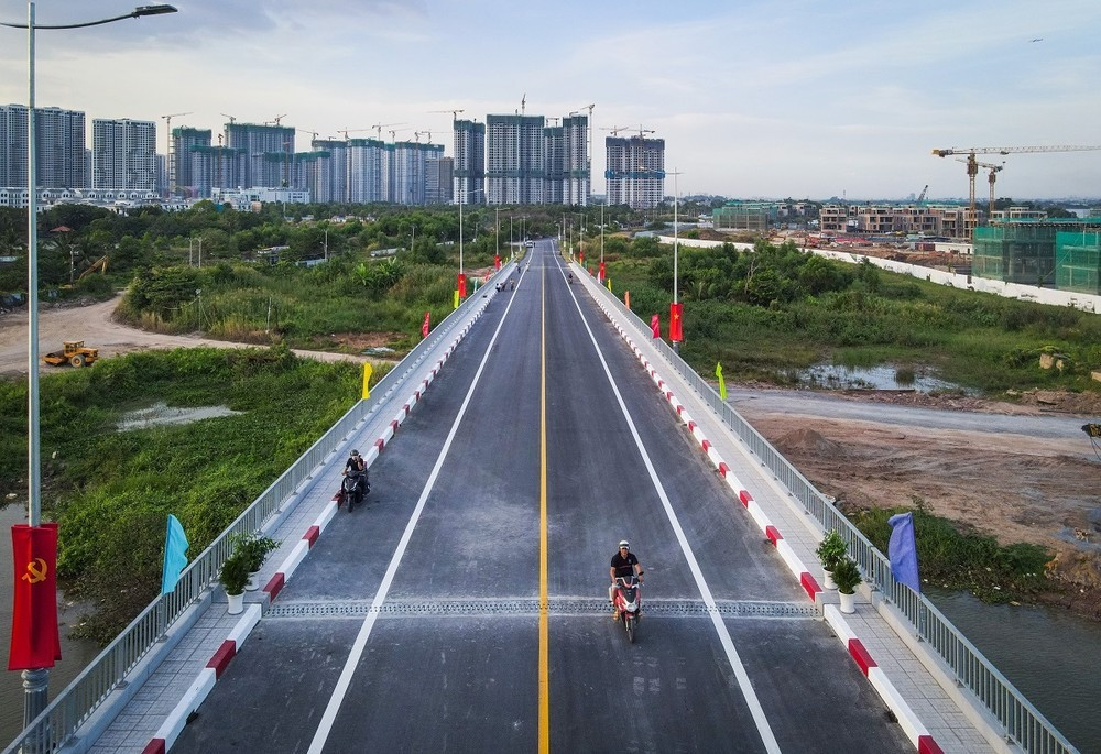 Nằm ở khu vực phía đông TPHCM, cầu Long Đại kết nối hai bờ sông Tắc giữa phường Long Bình và Long Phước (TPThủ Đức) được khởi công tháng 3/2017, đến năm 2019 tạm ngưng thi công do gặp khó khăn trong công tác thu hồi đất. Đến cuối năm 2022, công trình tái khởi động. Ngày 16/12/2023 vừa qua, công trình đã hoàn thành và được thông xe.