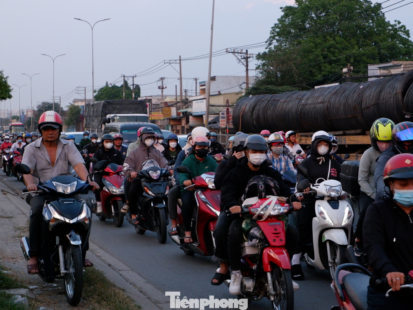 Giao thông trên quốc lộ 1 (hướng từ TPHCM đi các tỉnh thành miền Tây) đông đúc vào chiều 29/12.