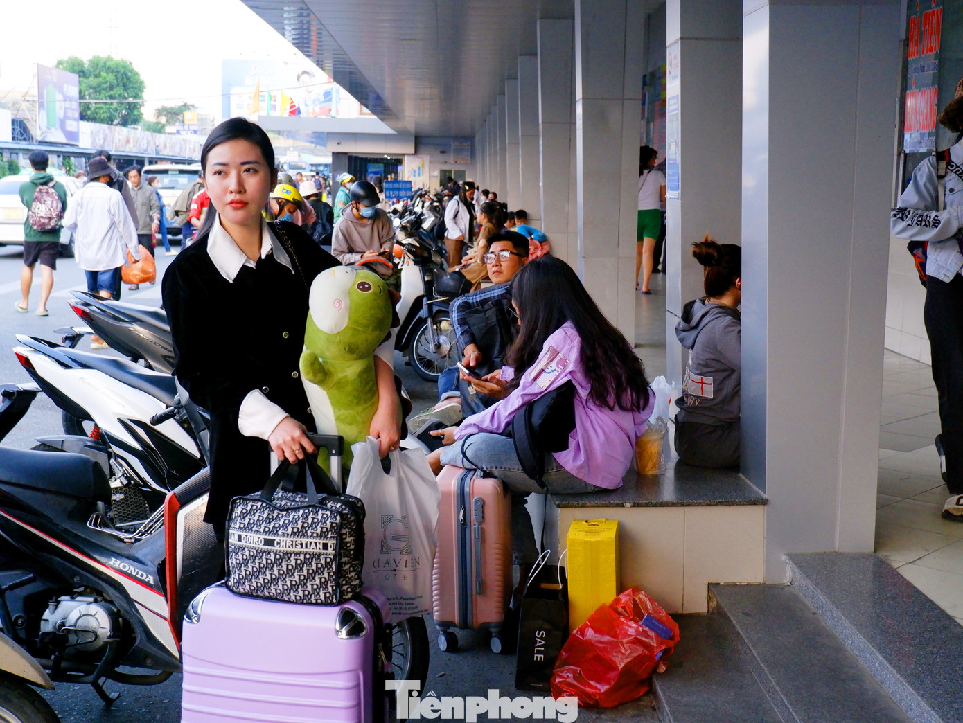 Để đảm bảo phục vụ nhu cầu đi lại của hành khách tăng cao dịp Tết Dương lịch, Bến xe Miền Tây cho biết sẽ bố trí tổng cộng khoảng 6.260 lượt xe khách phục vụ hành khách trong 4 ngày, trung bình mỗi ngày có khoảng 1.200 - 1.700 xe xuất bến.