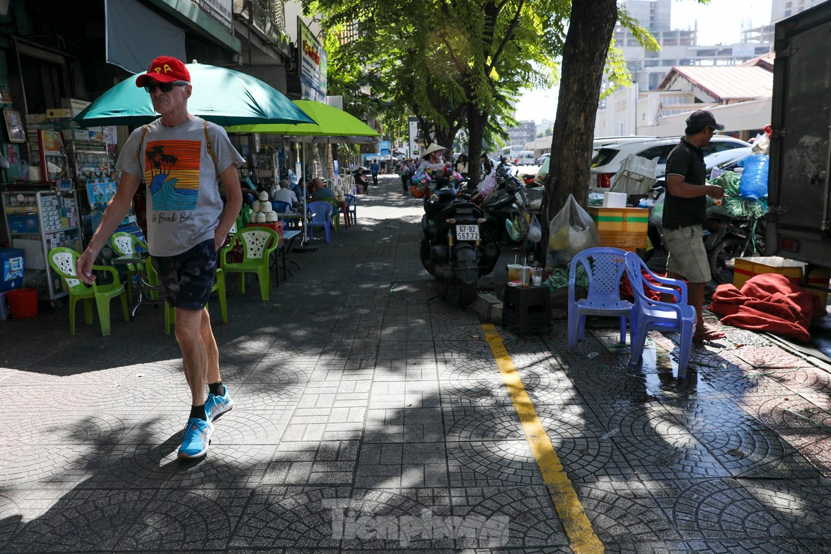 Một số hè phố ở quận 1 (TPHCM) đã được kẻ vạch, chuẩn bị cho thuê. Ảnh: Duy Anh
