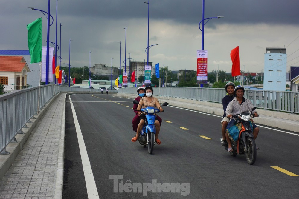 Ngày 15/9/2023, cầu Vàm Sát 2 đã hoàn thành và thông xe, giúp kết nối xã Lý Nhơn với trung tâm huyện Cần Giờ, đáp ứng nhu cầu giao thông ngày càng tăng của khu vực, khai thác tiềm năng du lịch, thúc đẩy và phát triển kinh tế, xã hội của huyện Cần Giờ.