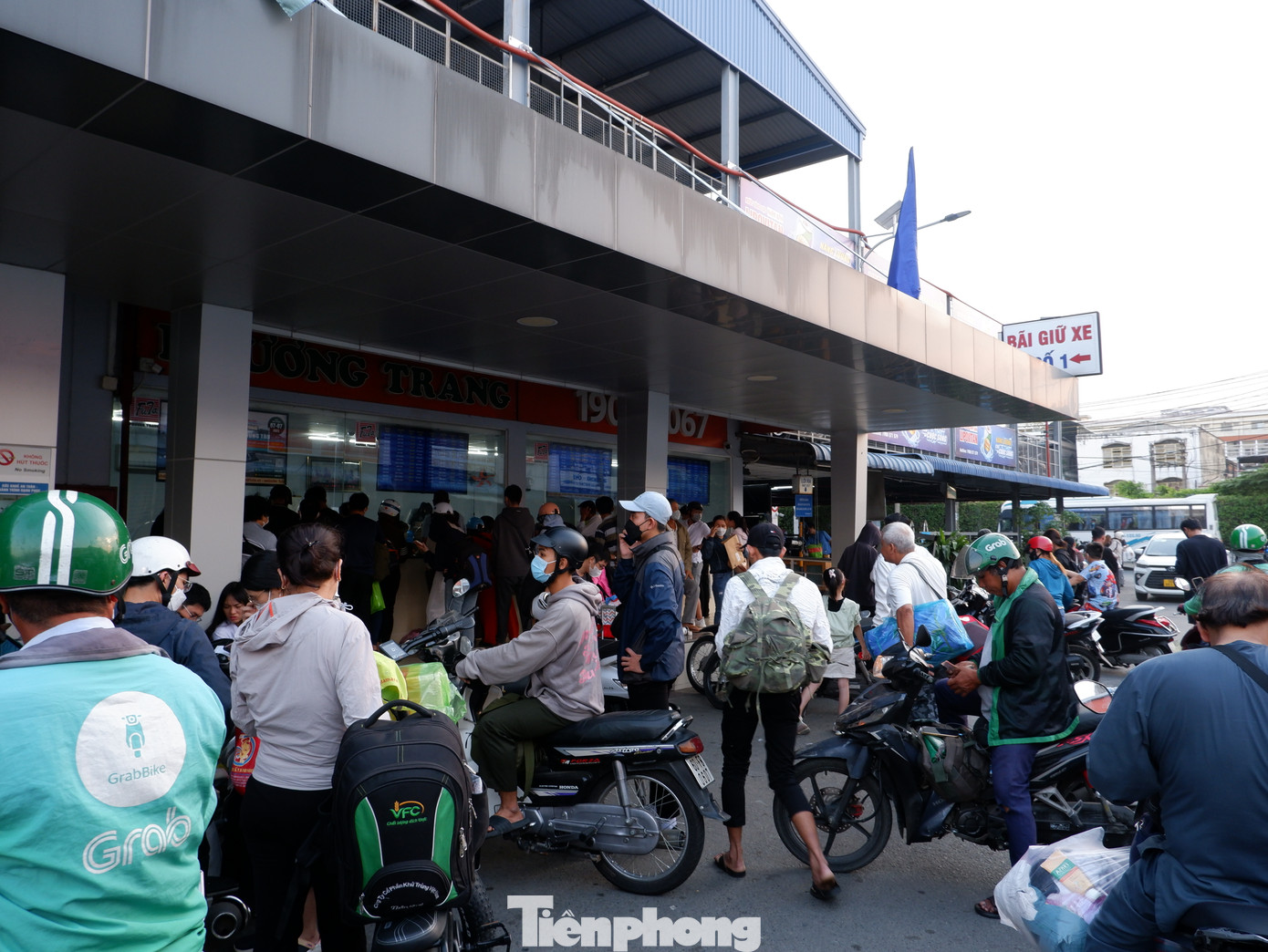 Trong khi đó, từ khoảng 16h30, tại khu vực bến xe Miền Tây (quận Bình Tân) lượng hành khách bắt đầu tăng vọt.