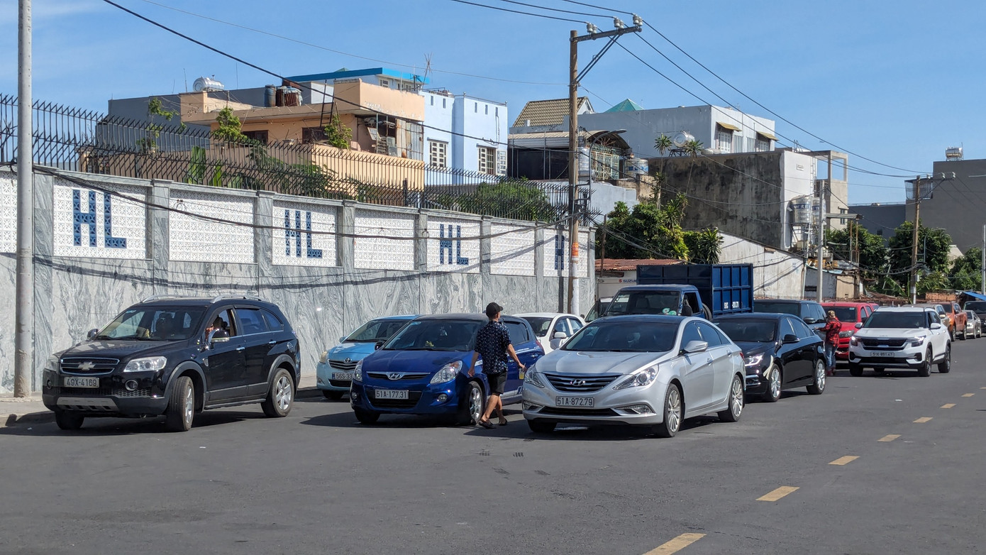 Phương tiện chờ đến lượt kiểm định ở TTĐK 50-03S (TP Thủ Đức).