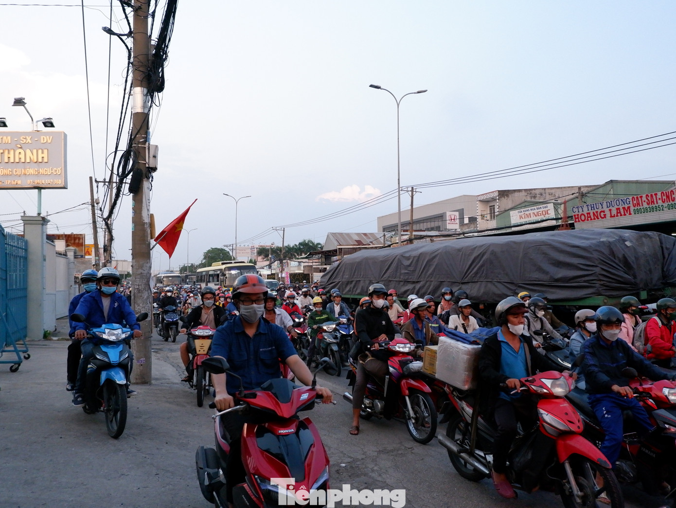 Phương tiện tấp nập tại nút giao quốc lộ 1 - đường Bùi Thanh Khiết (huyện Bình Chánh).