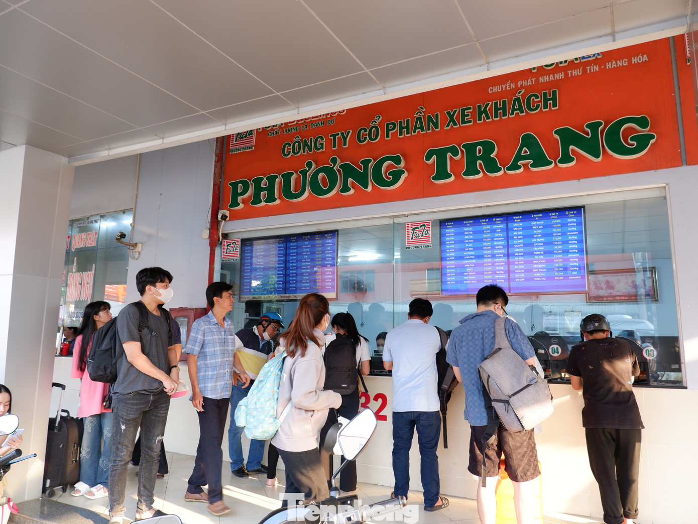 Bến xe Miền Tây dự kiến trong 4 ngày phục vụ dịp Tết Dương lịch năm 2024 (từ 29/12/2023 đến 1/1/2024) sẽ có khoảng 140.000 lượt hành khách qua bến, tăng gần 26% so với cùng kỳ năm trước.