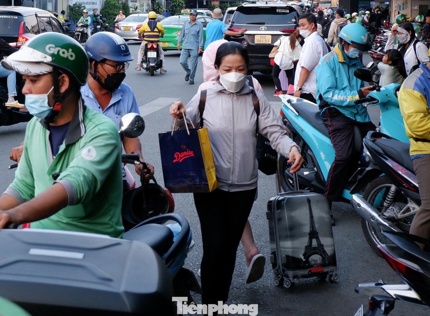 Hành khách lỉnh kỉnh hành lý ra bến xe về quê bắt đầu kỳ nghỉ Tết Dương lịch.