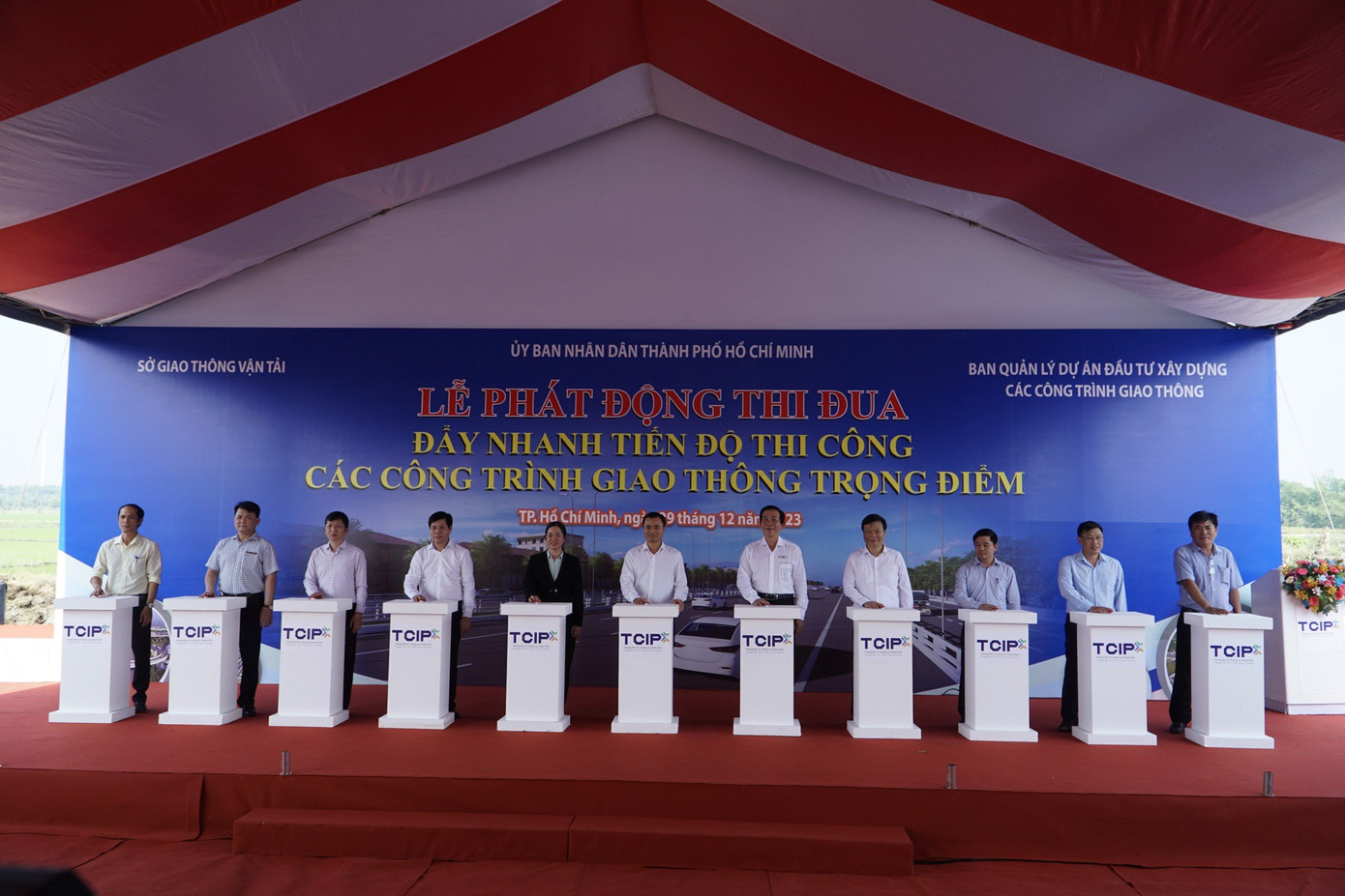 Các đại biểu thực hiện nghi thức phát động thi đua đẩy nhanh tiến độ thi công các công trình giao thông trọng điểm ở TPHCM.