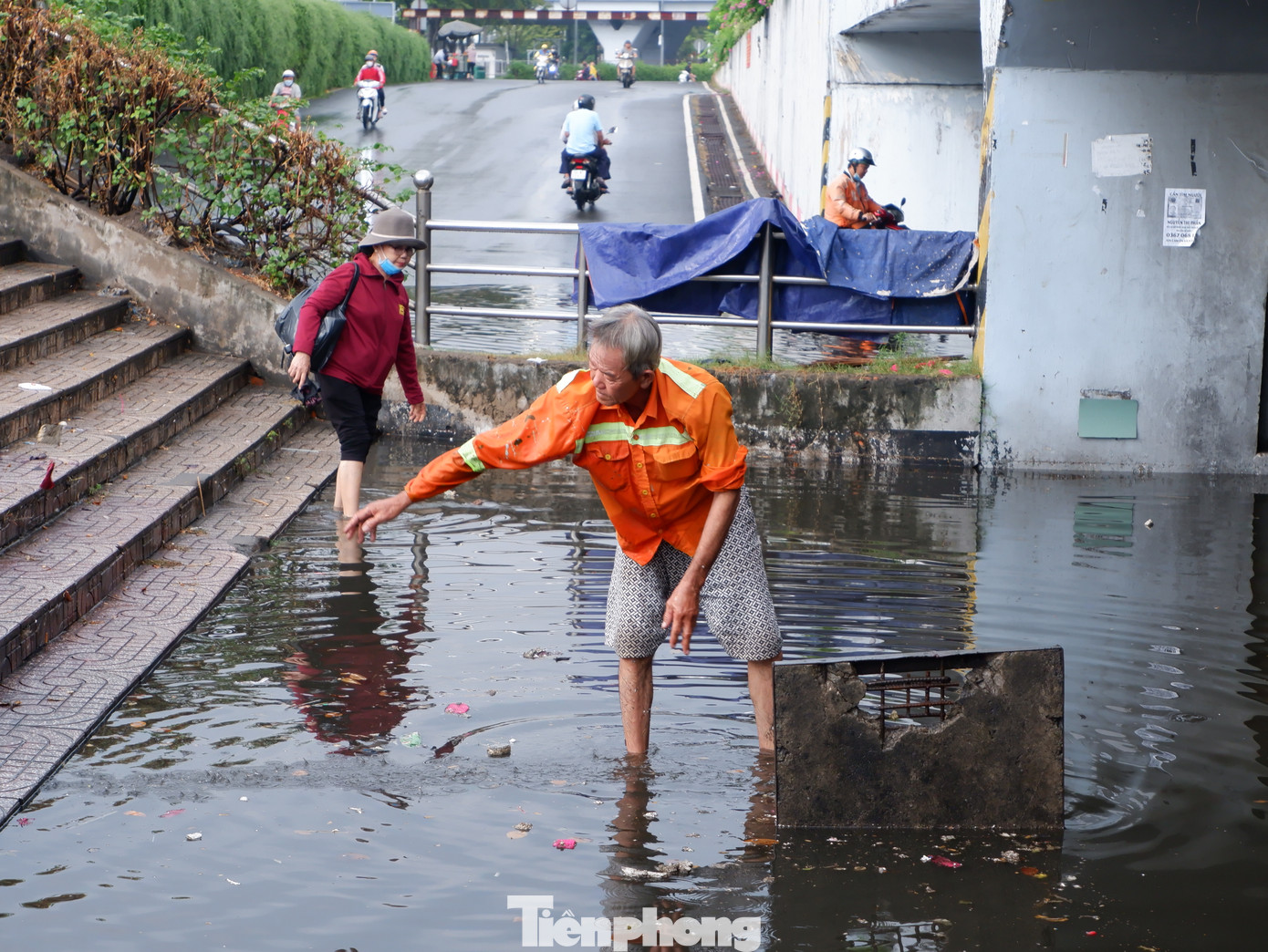 Người dân phải bật mở nắp cống để vớt rác, khơi thông dòng chảy để thoát nước.