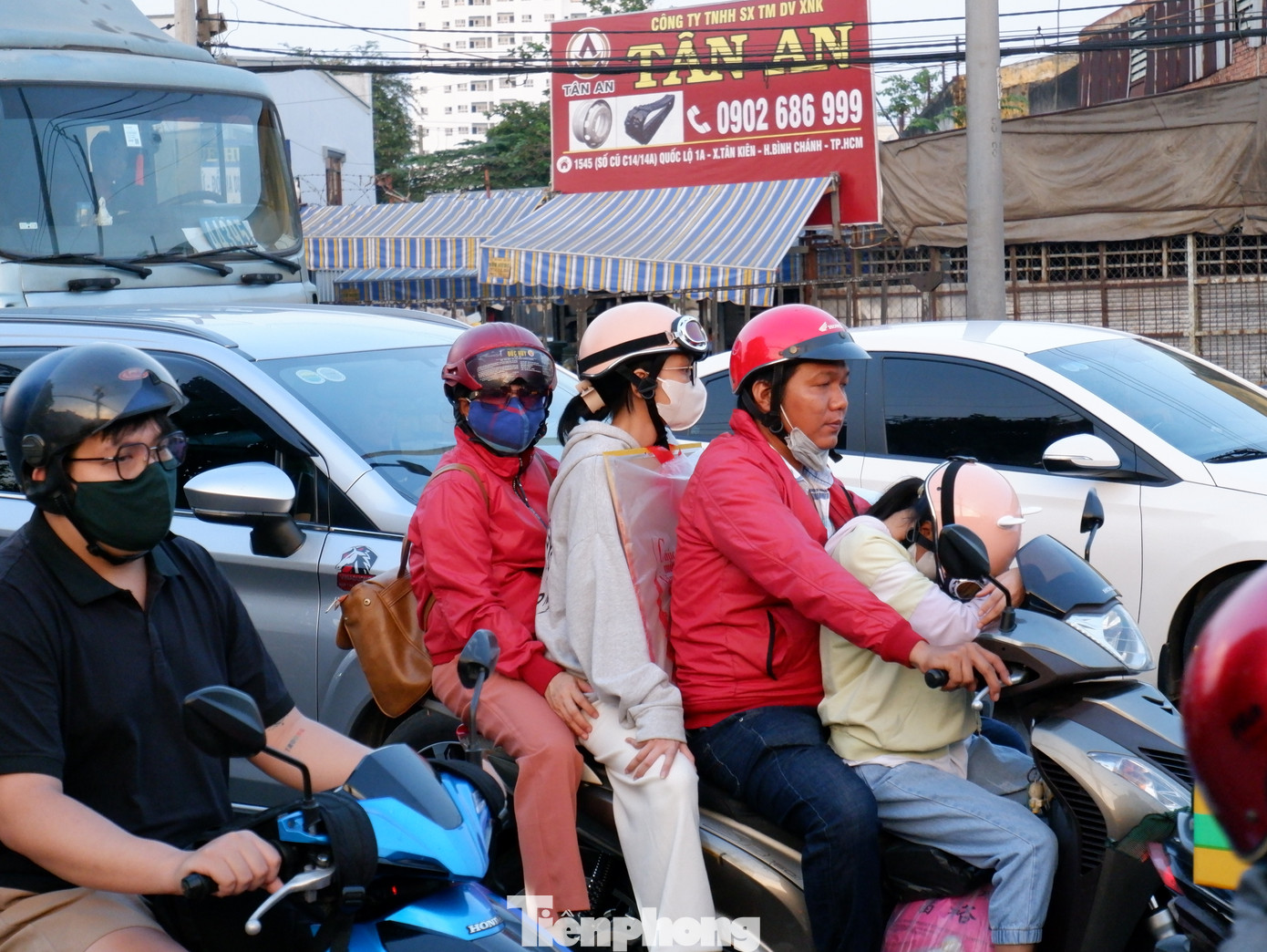 Nhiều gia đình lựa chọn về quê nghỉ Tết Dương lịch bằng xe máy.