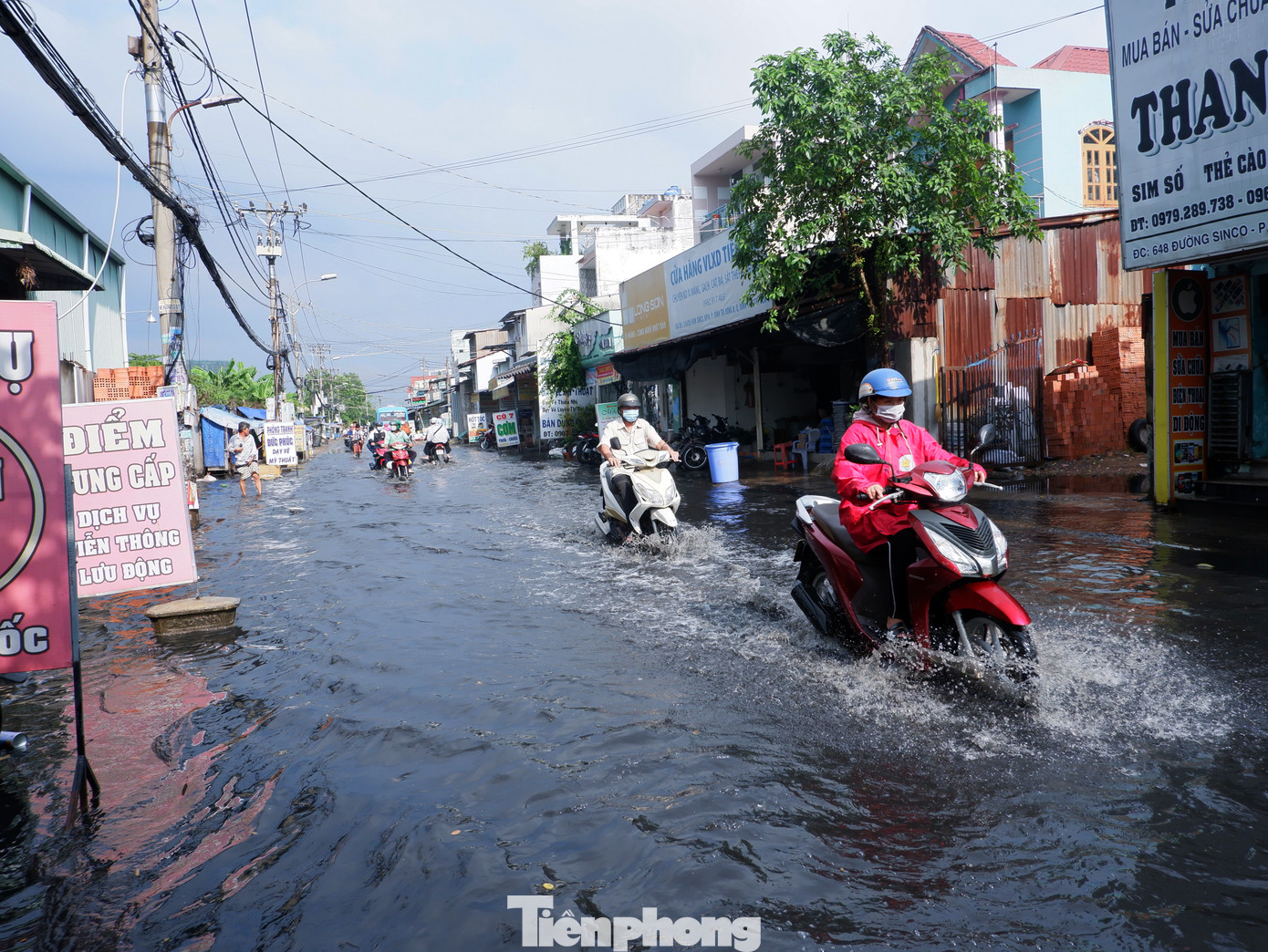 &quot;Trong những ngày tới, gió đông bắc có cường độ trung bình đến mạnh trên các vùng biển Nam bộ. Trên cao, áp cao cận nhiệt đới có trục qua Nam bộ hoạt động ổn định. Thời tiết TPHCM trong những ngày tới sẽ có ít mưa, ban ngày trời nắng nhiều, độ ẩm giảm thấp&quot; - Đài Khí tượng Thủy văn khu vực Nam bộ dự báo.