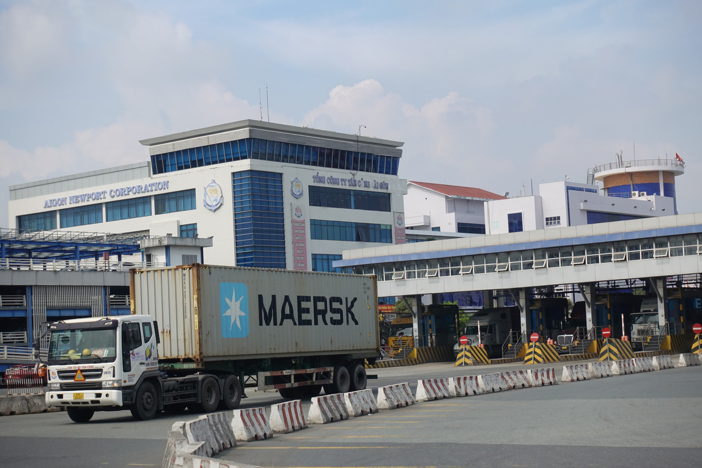 Xe vào cảng Cát Lái (TP Thủ Đức). Ảnh: Hữu Huy