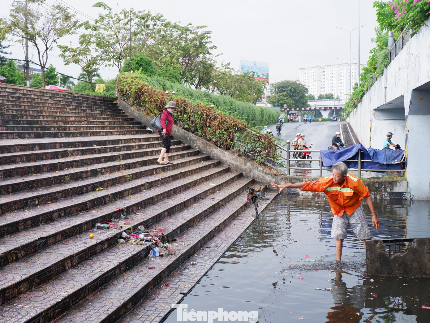 Theo người dân ở khu vực, thời gian qua, khu vực hầm chui Tân Tạo trở thành điểm buôn bán tự phát. Rác thải từ hoạt động kinh doanh không được dọn dẹp đã gây tắc nghẽn cống thoát nước dẫn đến tình trạng ngập úng khi có mưa.