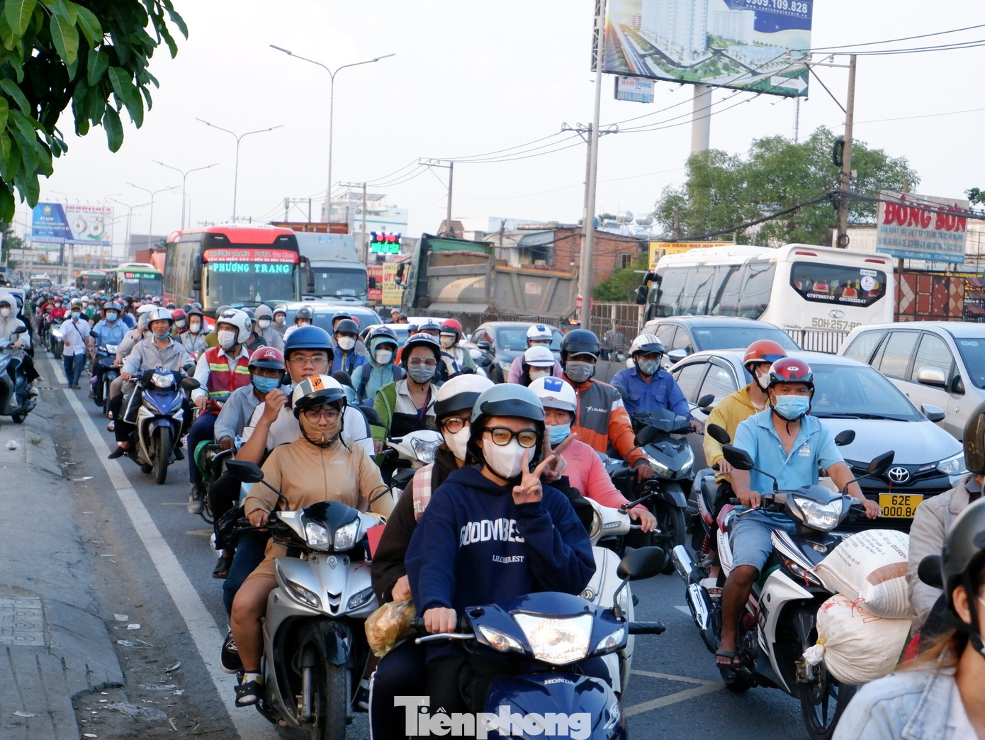 Lưu lượng phương tiện tăng cao vào giờ tan tầm khiến một số khu vực giao lộ như quốc lộ 1 - Hưng Nhơn, quốc lộ 1 - Nguyễn Hữu Trí, quốc lộ 1 - Bùi Thanh Khiết,... xảy ra tình trạng ùn ứ nhẹ khi nhiều phương tiện phải dừng chờ đèn tín hiệu giao thông.