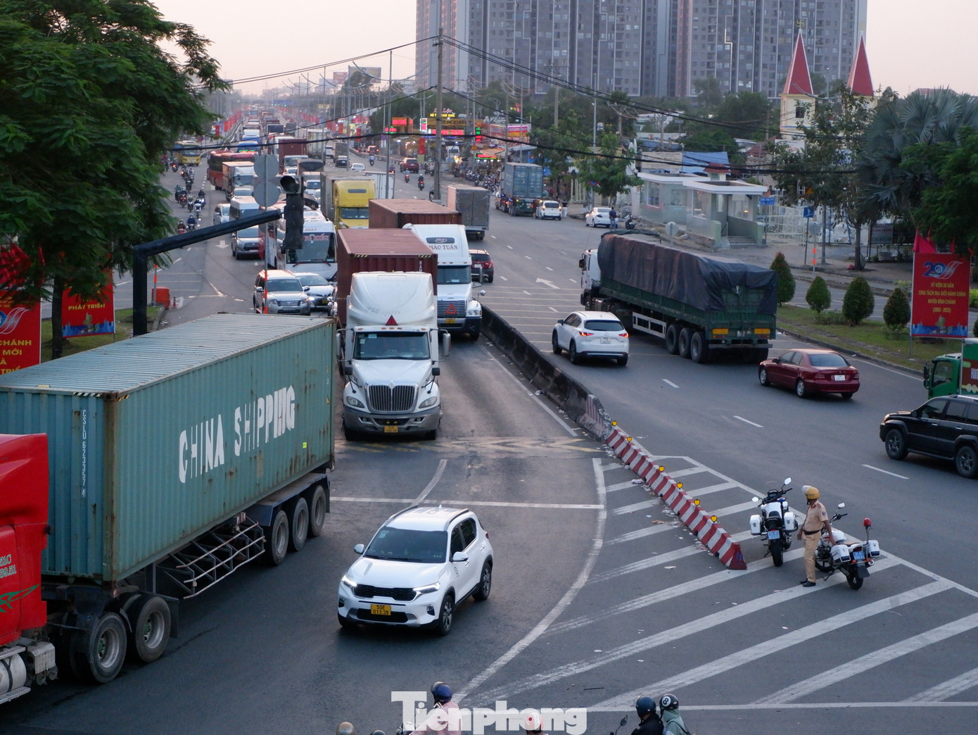 Lực lượng Cảnh sát giao thông có mặt tại các giao lộ để kịp thời điều tiết giao thông.