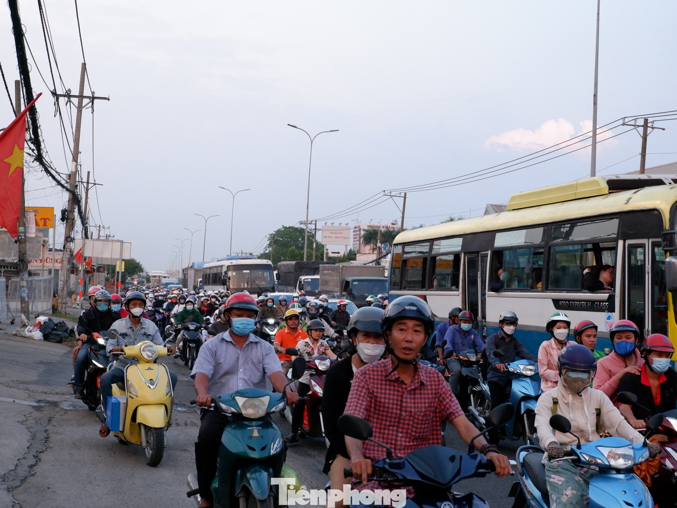 Đến gần 18h, lượng phương tiện đổ về cửa ngõ phía tây TPHCM tiếp tục tăng vọt. Lực lượng CSGT được huy động điều tiết giao thông ở các nút giao thông.