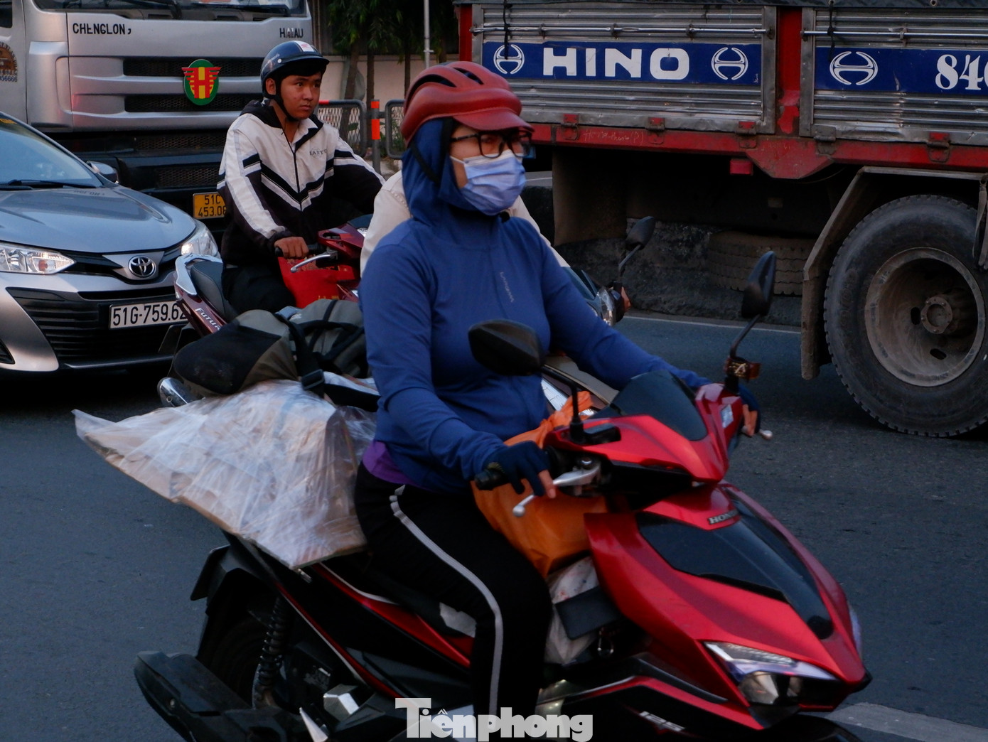 Người dân lỉnh kỉnh đồ đạc rời TPHCM.